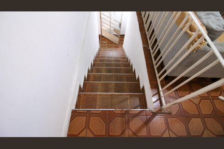 Casa para alugar com 250m², 4 quartos e 2 vagas Casa para alugar com 250m², 4 quartos e 2 vagasEscada