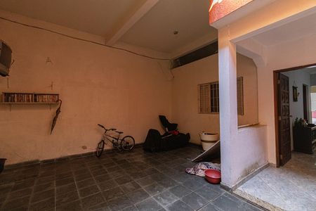 Casa à venda com 180m², 2 quartos e 2 vagas Casa à venda com 180m², 2 quartos e 2 vagasQuintal