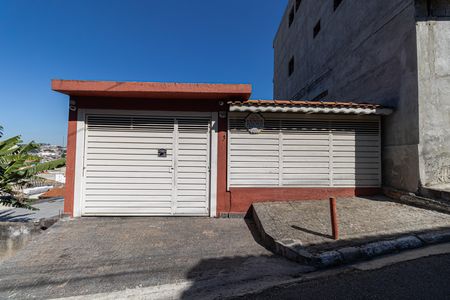 Casa à venda com 180m², 2 quartos e 2 vagas Casa à venda com 180m², 2 quartos e 2 vagasFachada