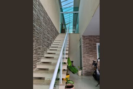 Casa de condomínio à venda com 300m², 3 quartos e 6 vagasEscada