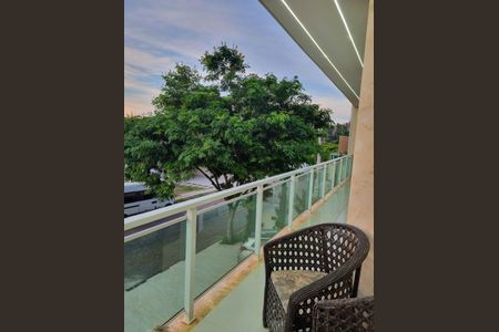 Casa de condomínio à venda com 300m², 3 quartos e 6 vagasVaranda