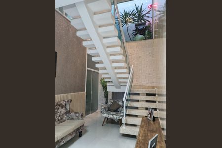 Casa de condomínio à venda com 300m², 3 quartos e 6 vagasEscada