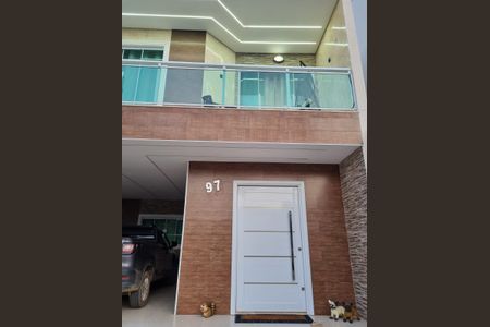 Casa de condomínio à venda com 300m², 3 quartos e 6 vagasEntrada
