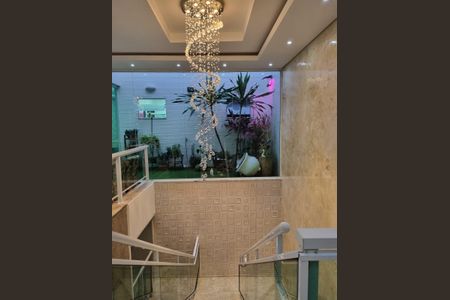 Casa de condomínio à venda com 300m², 3 quartos e 6 vagasEscada