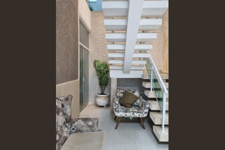 Casa de condomínio à venda com 300m², 3 quartos e 6 vagasEscada