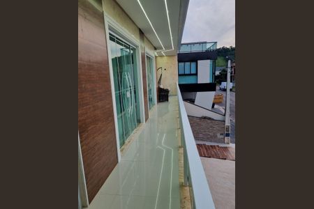 Casa de condomínio à venda com 300m², 3 quartos e 6 vagasVaranda