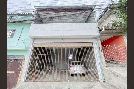 Casa à venda com 145m², 2 quartos e 2 vagas Casa à venda com 145m², 2 quartos e 2 vagasFachada