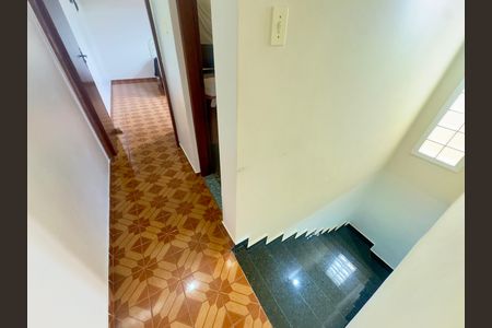Casa para alugar com 250m², 2 quartos e 2 vagas Casa para alugar com 250m², 2 quartos e 2 vagasEscada