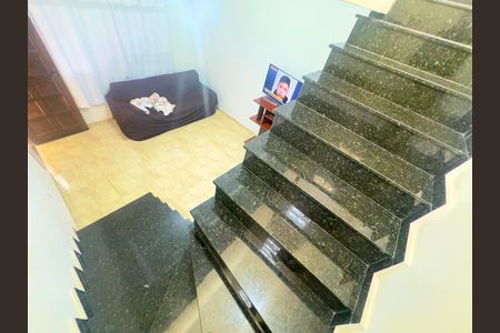 Casa para alugar com 250m², 2 quartos e 2 vagas Casa para alugar com 250m², 2 quartos e 2 vagasEscada