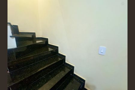 Casa para alugar com 250m², 2 quartos e 2 vagas Casa para alugar com 250m², 2 quartos e 2 vagasEscada