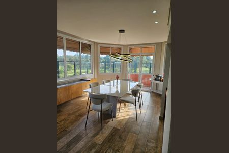 Apartamento à venda com 240m², 4 quartos e 2 vagas Apartamento à venda com 240m², 4 quartos e 2 vagasSala de Jantar