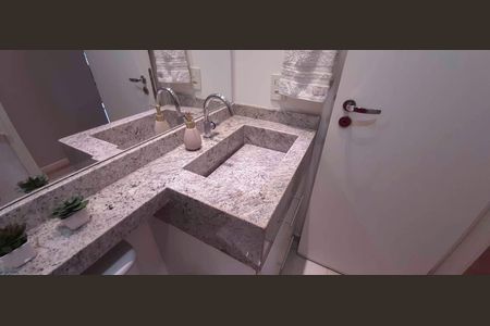 Apartamento à venda com 64m², 2 quartos e 1 vaga Apartamento à venda com 64m², 2 quartos e 1 vagaBanheiro Social