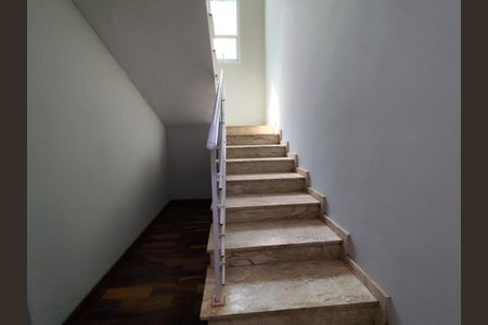 Escada de casa para alugar com 6 quartos, 550m² em Recanto Maravilha III, Barueri