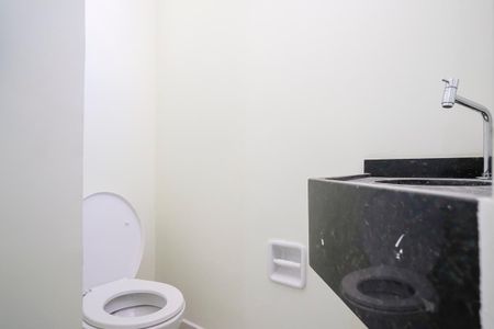 Banheiro da suíte de casa para alugar com 1 quarto, 54m² em São José, São Caetano do Sul