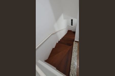 Casa para alugar com 59m², 2 quartos e 2 vagasEscada