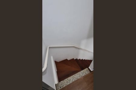 Casa para alugar com 59m², 2 quartos e 2 vagasEscada