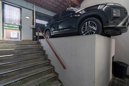 Casa à venda com 270m², 4 quartos e 2 vagas Casa à venda com 270m², 4 quartos e 2 vagasEscada