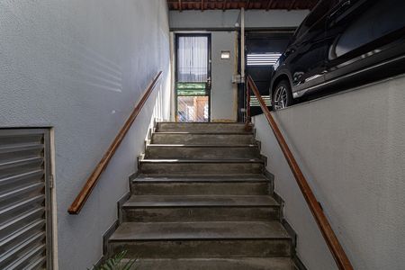 Casa à venda com 270m², 4 quartos e 2 vagas Casa à venda com 270m², 4 quartos e 2 vagasEscada