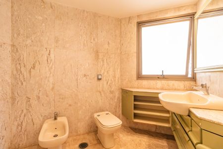 Apartamento à venda com 509m², 3 quartos e 6 vagasBanheiro da Suíte 1