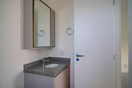 Banheiro  de kitnet/studio para alugar com 1 quarto, 44m² em São João, Porto Alegre
