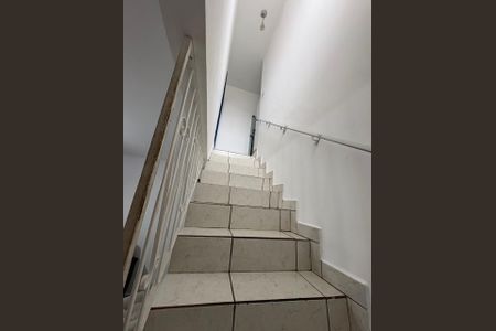 Casa à venda com 149m², 2 quartos e 2 vagasEscada