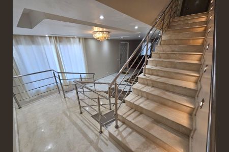 Casa de condomínio à venda com 978m², 5 quartos e 8 vagasEscada
