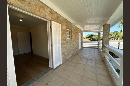 Casa de condomínio para alugar com 270m², 3 quartos e 4 vagas Casa de condomínio para alugar com 270m², 3 quartos e 4 vagasVaranda
