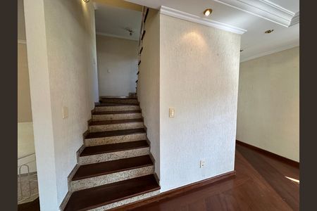 Casa de condomínio para alugar com 270m², 3 quartos e 4 vagas Casa de condomínio para alugar com 270m², 3 quartos e 4 vagasEscada