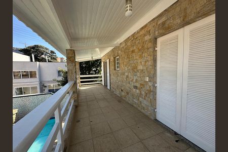 Casa de condomínio para alugar com 270m², 3 quartos e 4 vagas Casa de condomínio para alugar com 270m², 3 quartos e 4 vagasVaranda