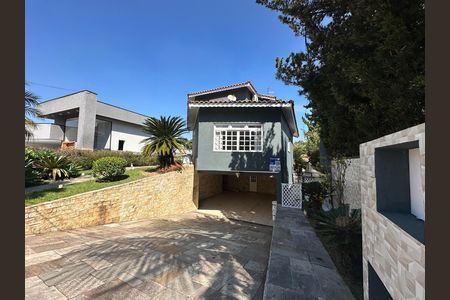 Casa de condomínio para alugar com 270m², 3 quartos e 4 vagas Casa de condomínio para alugar com 270m², 3 quartos e 4 vagasFachada