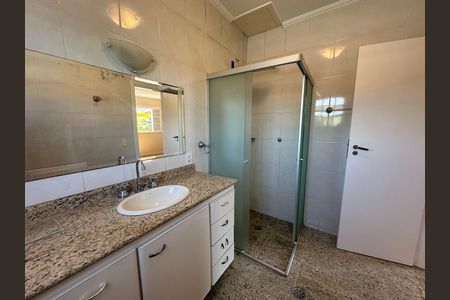 Casa de condomínio para alugar com 270m², 3 quartos e 4 vagas Casa de condomínio para alugar com 270m², 3 quartos e 4 vagasBanheiro da Suíte