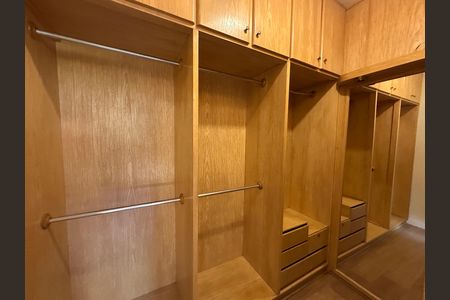 Casa de condomínio para alugar com 270m², 3 quartos e 4 vagas Casa de condomínio para alugar com 270m², 3 quartos e 4 vagasCloset da suíte