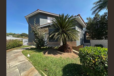 Casa de condomínio para alugar com 270m², 3 quartos e 4 vagas Casa de condomínio para alugar com 270m², 3 quartos e 4 vagasFachada