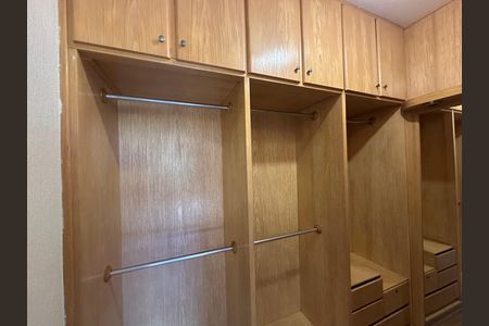 Casa de condomínio para alugar com 270m², 3 quartos e 4 vagas Casa de condomínio para alugar com 270m², 3 quartos e 4 vagasCloset da suíte