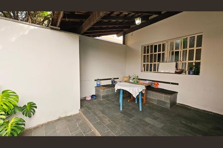 Casa à venda com 170m², 3 quartos e 2 vagas Casa à venda com 170m², 3 quartos e 2 vagasÁrea externa