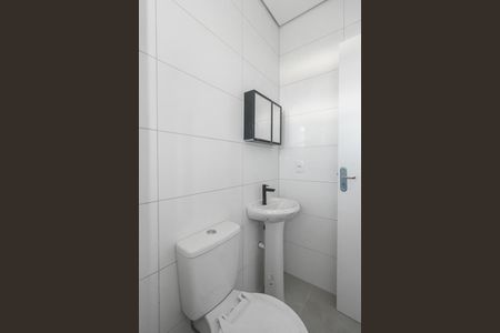 Banheiro de apartamento para alugar com 1 quarto, 26m² em Costa E Silva, Porto Alegre