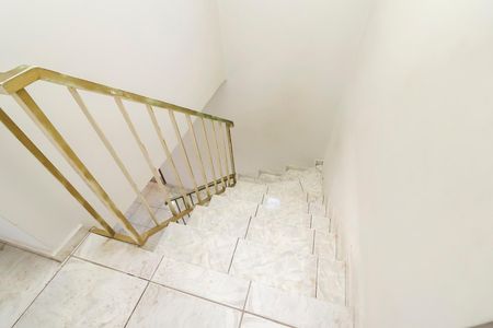 Casa para alugar com 150m², 3 quartos e 2 vagasEscada