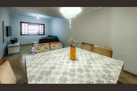 Casa à venda com 125m², 4 quartos e 2 vagas Casa à venda com 125m², 4 quartos e 2 vagasSala