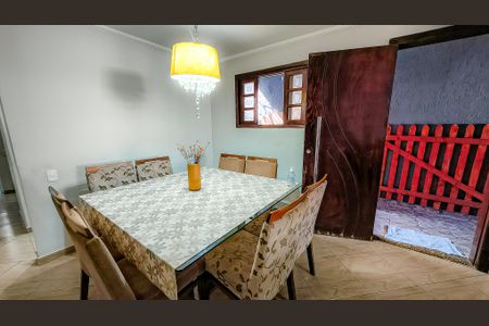 Casa à venda com 125m², 4 quartos e 2 vagas Casa à venda com 125m², 4 quartos e 2 vagasSala