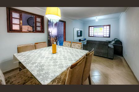 Casa à venda com 125m², 4 quartos e 2 vagas Casa à venda com 125m², 4 quartos e 2 vagasSala