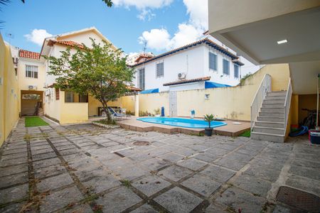 Casa à venda com 405m², 7 quartos e 4 vagas Casa à venda com 405m², 7 quartos e 4 vagasQuintal