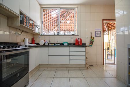 Casa à venda com 405m², 7 quartos e 4 vagas Casa à venda com 405m², 7 quartos e 4 vagasCozinha