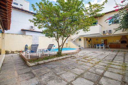 Casa à venda com 405m², 7 quartos e 4 vagas Casa à venda com 405m², 7 quartos e 4 vagasQuintal