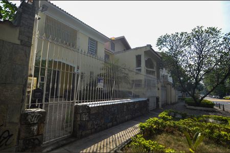 Casa à venda com 405m², 7 quartos e 4 vagas Casa à venda com 405m², 7 quartos e 4 vagasFachada