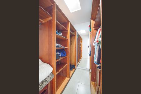 Casa à venda com 405m², 7 quartos e 4 vagas Casa à venda com 405m², 7 quartos e 4 vagasCloset da Suíte 2