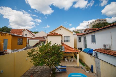 Casa à venda com 405m², 7 quartos e 4 vagas Casa à venda com 405m², 7 quartos e 4 vagasCasa 2 Sala Varanda Vista