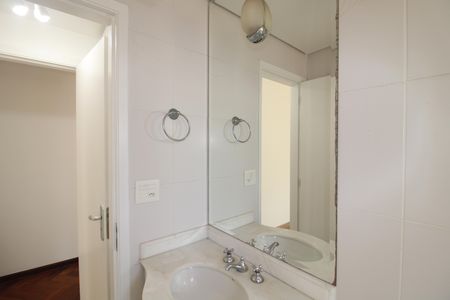 Apartamento à venda com 178m², 3 quartos e 4 vagasBanheiro 2