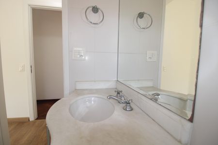 Apartamento à venda com 178m², 3 quartos e 4 vagasBanheiro 2
