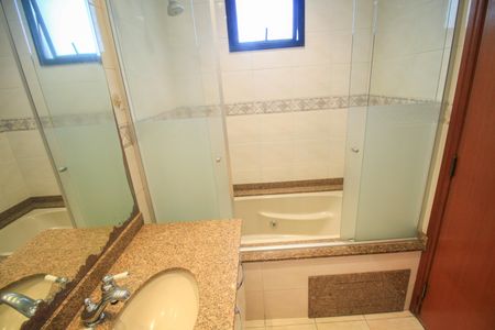 Apartamento à venda com 132m², 3 quartos e 4 vagas Apartamento à venda com 132m², 3 quartos e 4 vagasBanheiro da Suíte