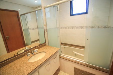 Apartamento à venda com 132m², 3 quartos e 4 vagas Apartamento à venda com 132m², 3 quartos e 4 vagasBanheiro da Suíte